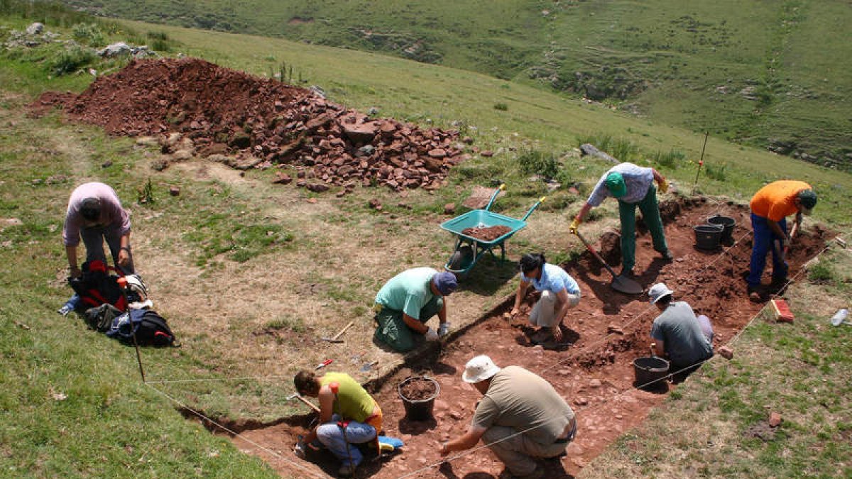 Campaña de excavaciones en la zona asturiana de La Carisa. FERNANDO GEIJO / LA NUEVA ESPAÑA