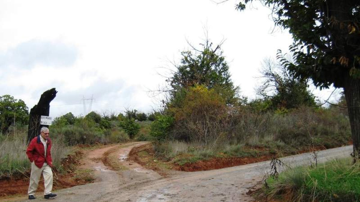 El pedáneo José Andrés Rodríguez, en una de las doce rutas abiertas, la del Carrerón.