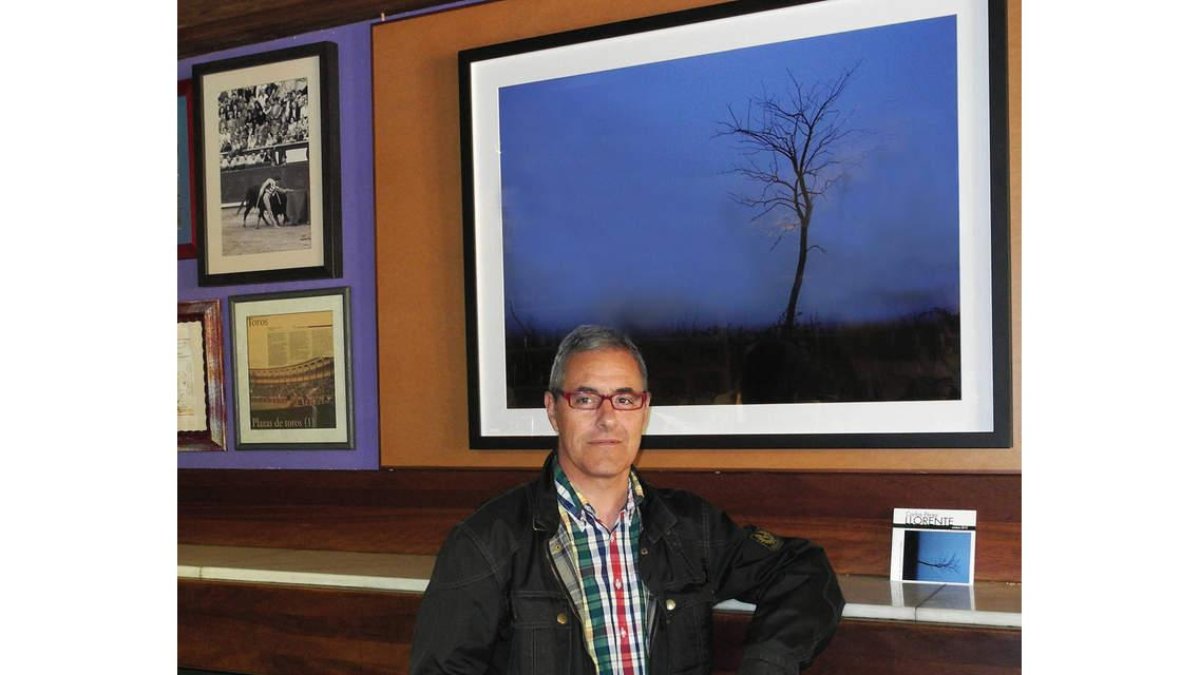 El artista leonés Carlos Pérez Llorente junto a su obra.