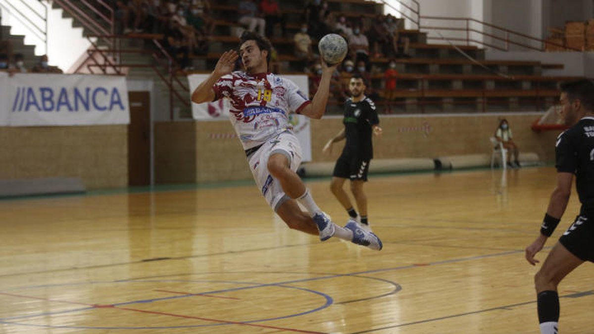 Partido de balonmano de pretemporada entre el Ademar León y el Torrelavega, en La Bañeza. F. OTERO PERANDONES.