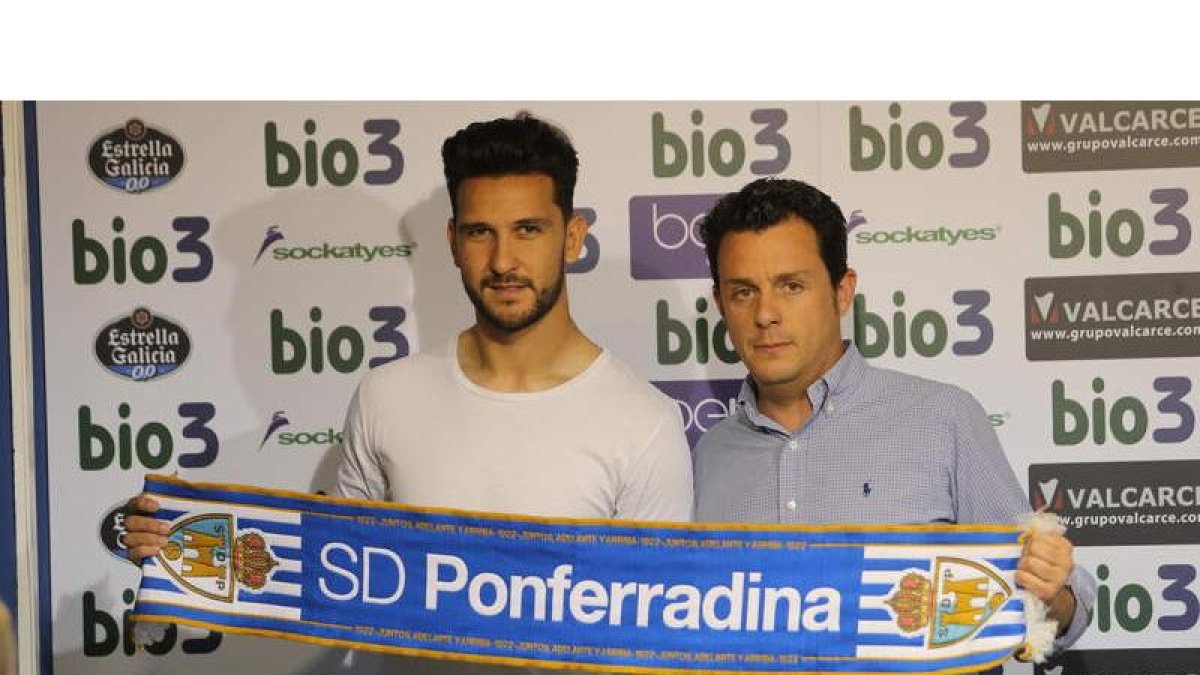 Javier Olmedo, nuevo portero blanquiazul, durante el acto de su presentación junto al consejero delegado de la Deportiva, Eduardo Domínguez. L. DE LA MATA