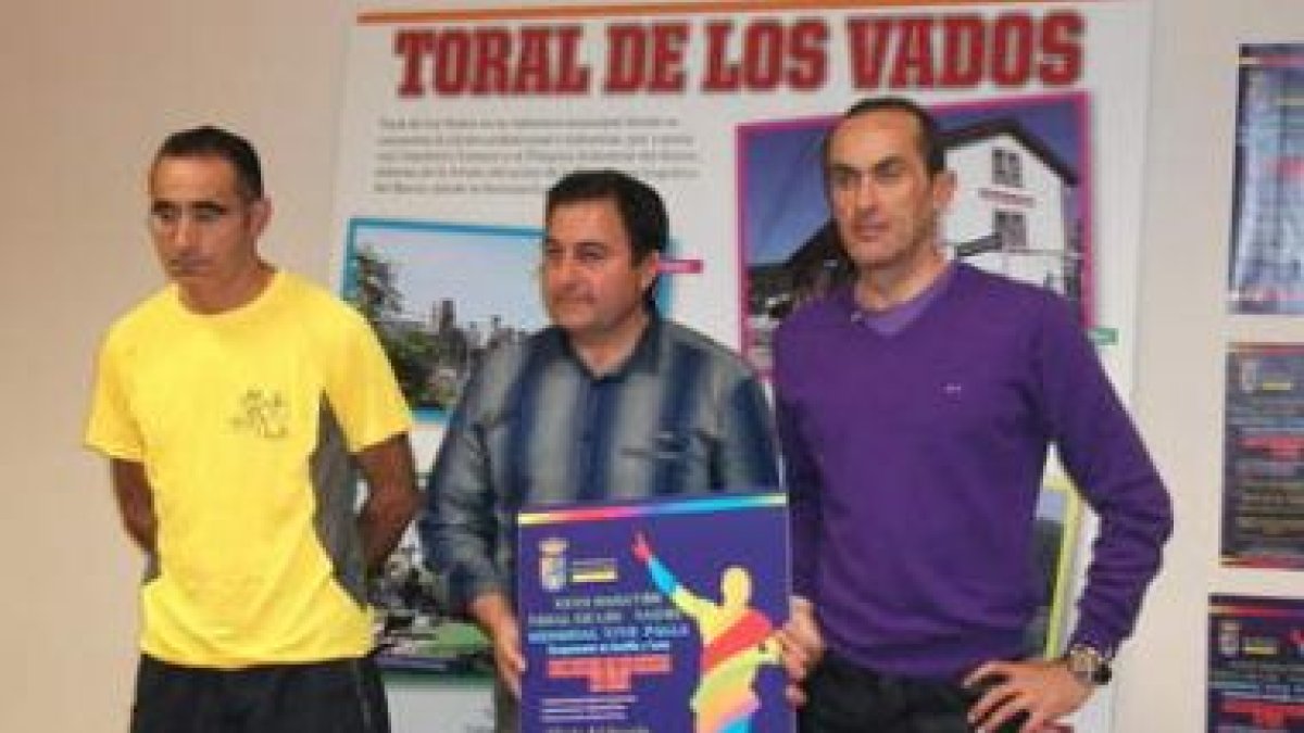 Alonso, Fernández y José Manuel García, con el cartel.