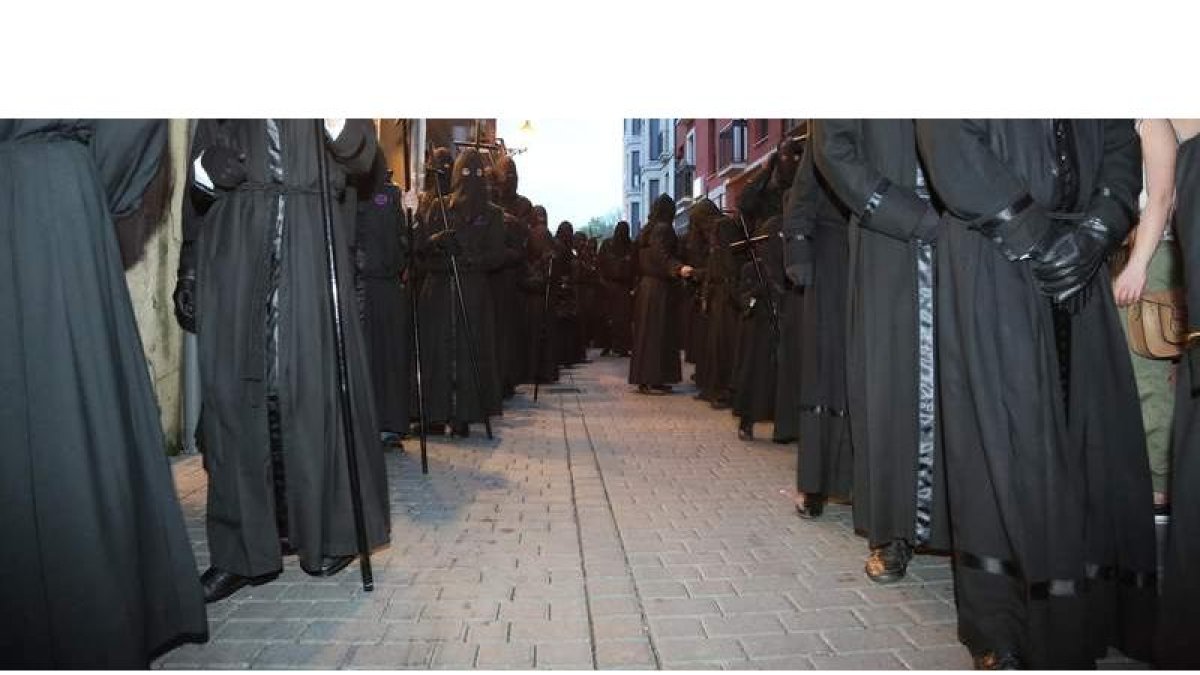 Hermanos de fila de Minerva el año pasado, en la Procesión de la Pasión del Lunes Santo. SECUNDINO PÉREZ
