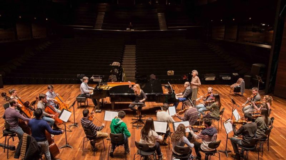 Jóvenes músicos leoneses durante un ensayo en el Auditorio
