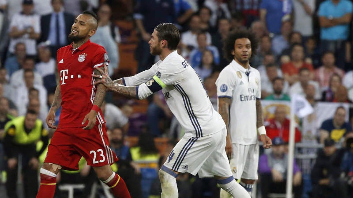 Sergio Ramos apremia a Arturo Vidal después de que el chileno fuera expulsado. KIKO HUESCA
