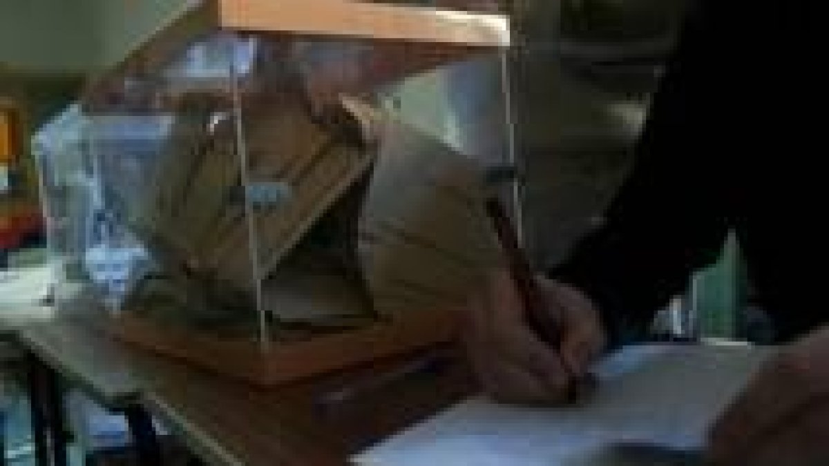 Un vocal repasa el censo de electores en una de las mesas de la capital el 14-M