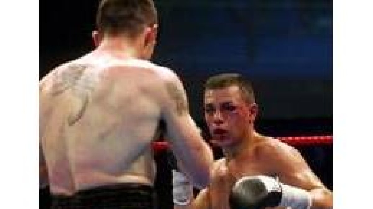 Héctor levanta el brazo en gesto victorioso, detrás su rival derrotado