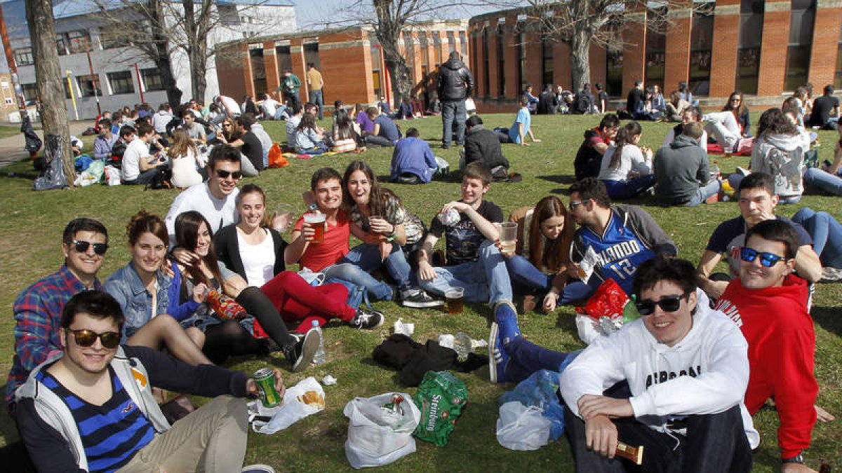 Desde mediodía, los universitarios se fueron concentrando en el entorno de Industriales en la primera espicha de la temporada.