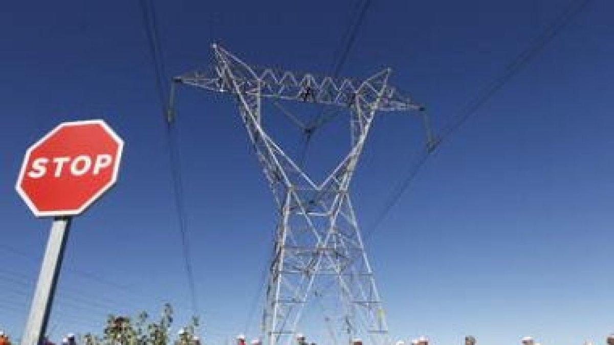 Imagen de la marcha minera bajo un tendido eléctrico.