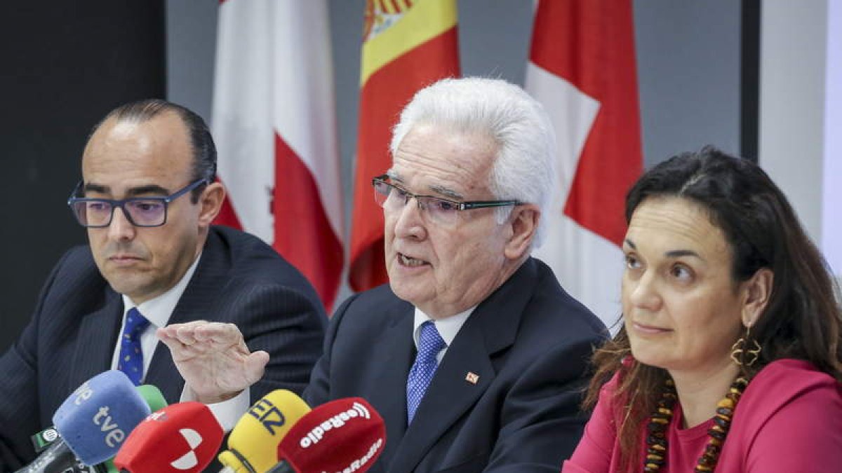 José Varela (c), con el secretario de Castilla y León, Carlos Santos y Eva María Fernández. R. GARCÍA