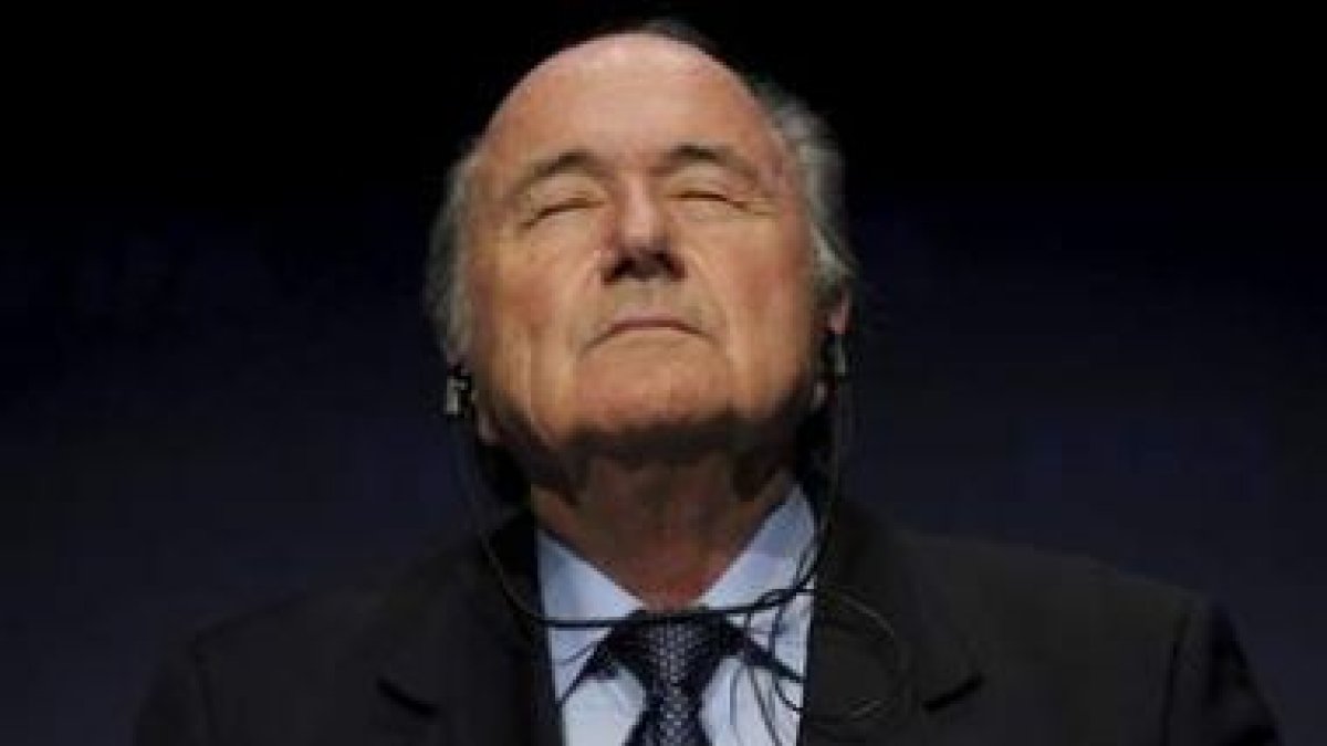 Blatter es acusado por permitir oscuros intereses en la Fifa.