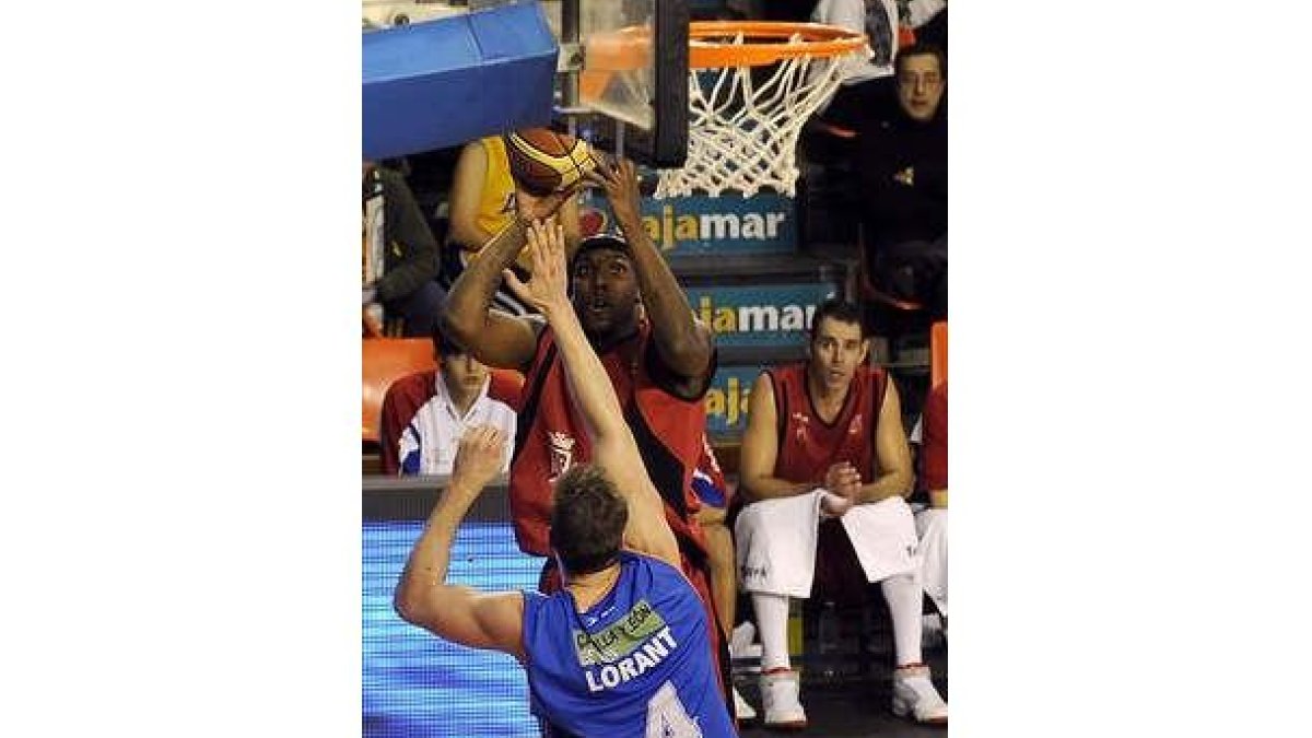 La lucha bajo los tableros fue una constante en el partido, como muestra la imagen.