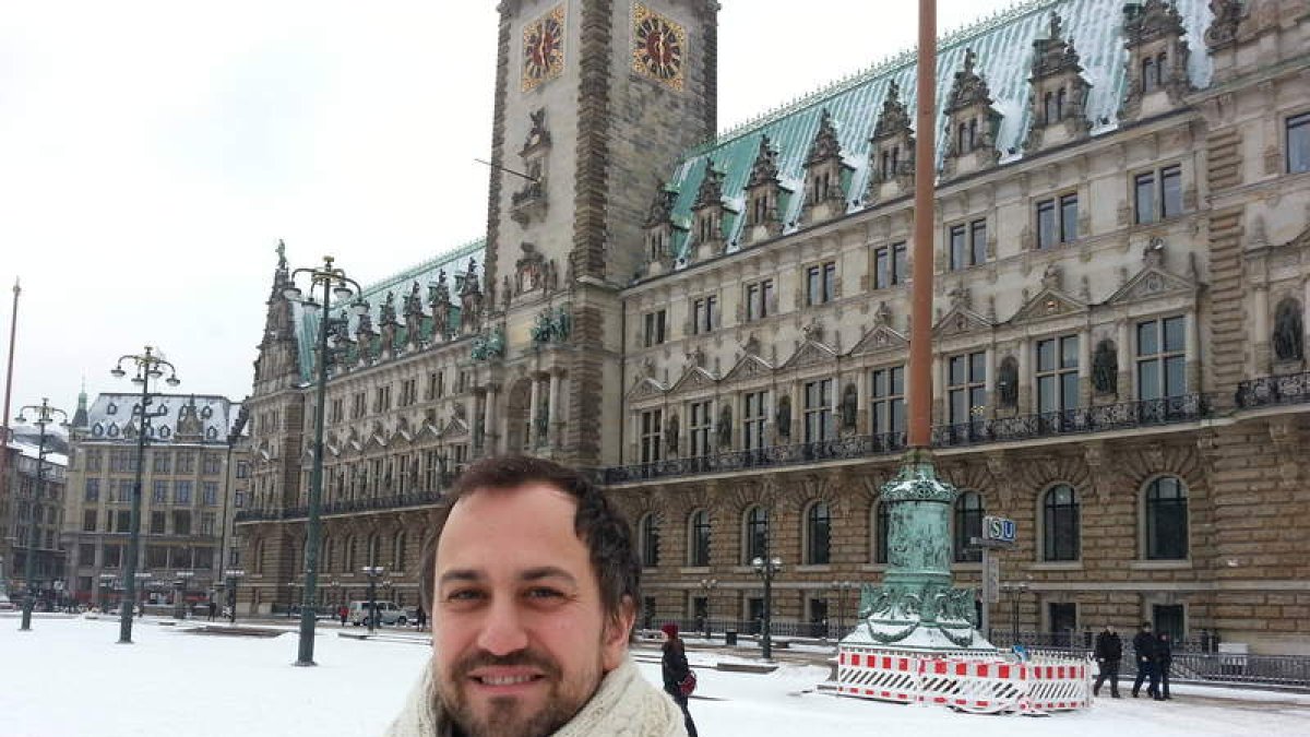 Andrés San José, delante del Ayuntamiento de Hamburgoen un día de nevada.