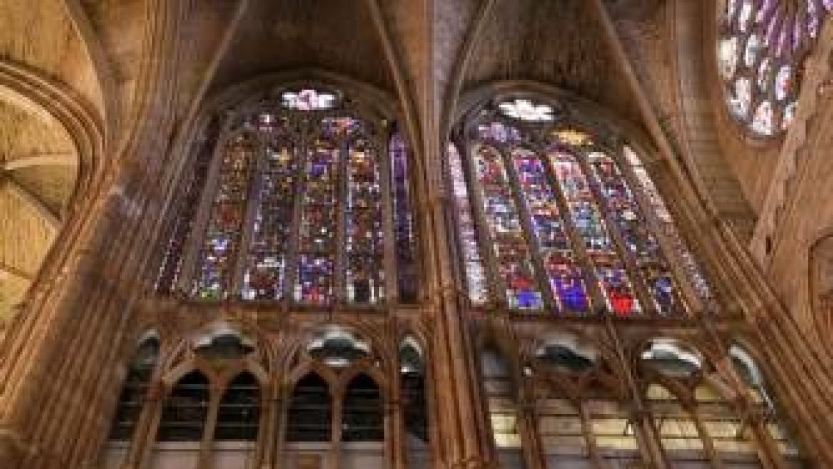 Detalle de las vidrieras que han sido desmontadas para su limpieza en el presbiterio de la Catedral
