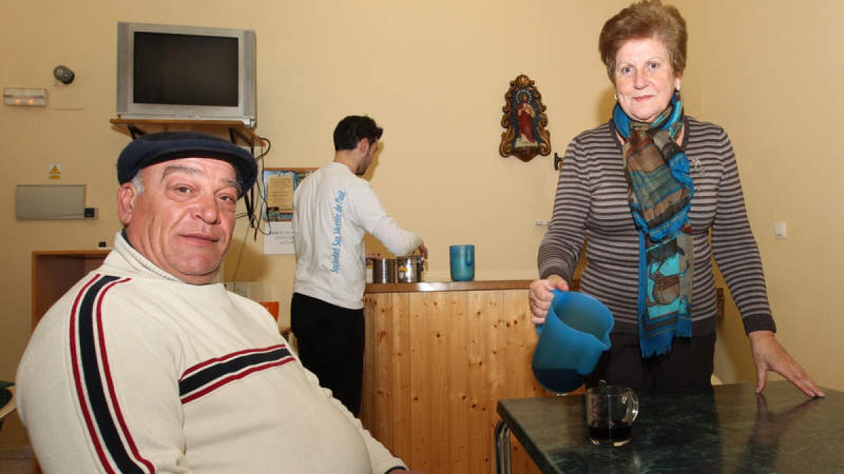 María Teresa Martínez sirve una taza de café a un transeúnte en Calor y Café.