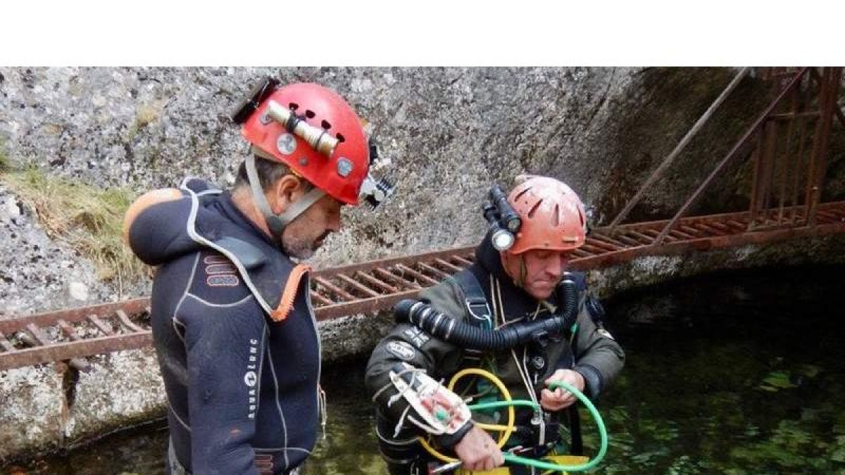 Jason Mallison y Chris Jewell preparan una de sus inmesiones en la montaña leonesa. PEDRO GONZÁLEZ GUHEKO