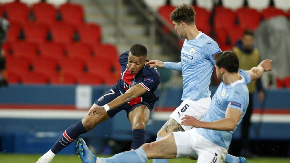 Kylian Mbappe trata de deshacerse de dos contrarios del City en un lance del partido. VALAT