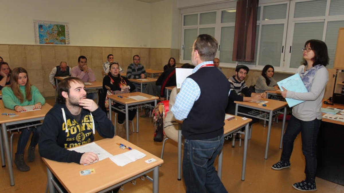 Los alumnos reciben instrucciones antes de comenzar el examen, ayer en León.