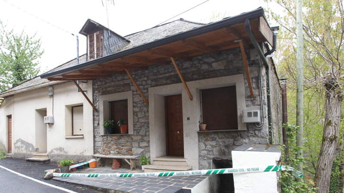 Entrada a la casa del alcalde popular Constatino Valle, afectada por un objeto incendiario.