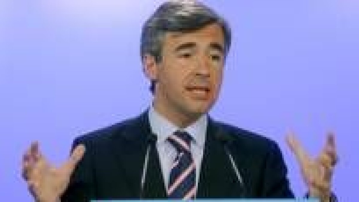 El secretario general del PP, Ángel Acebes, durante la rueda de prensa