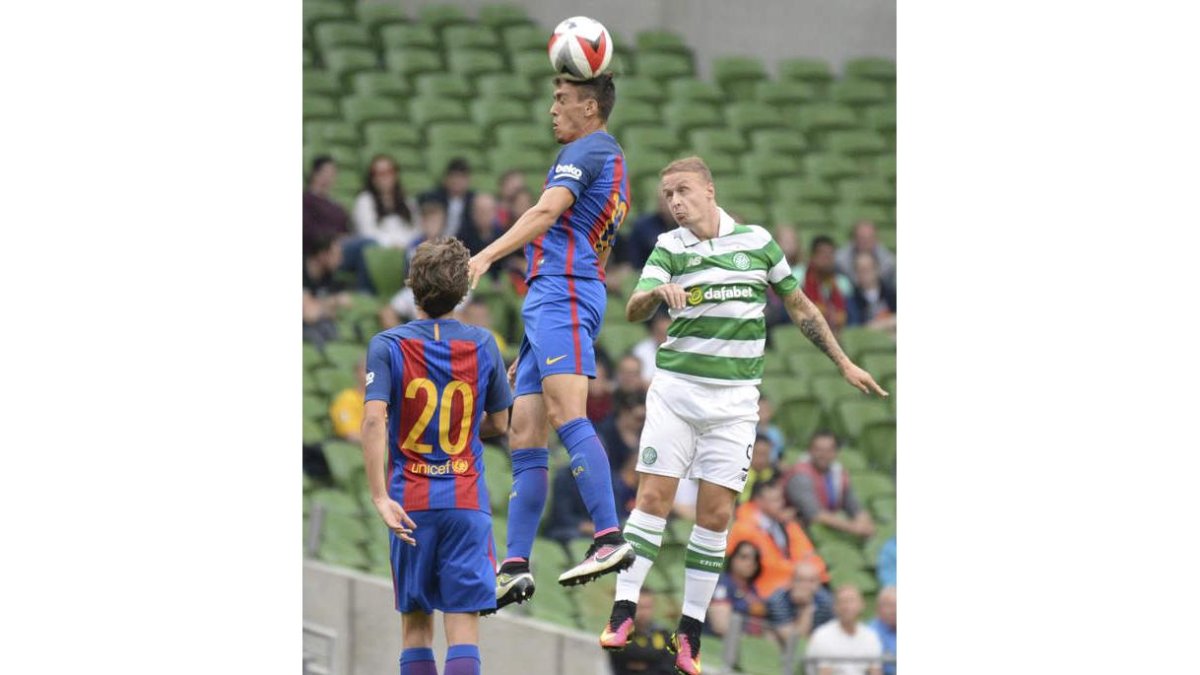 El lateral del Barcelona Aleix Vidal despeja un balón ante Leigh Griffiths. CRONIN