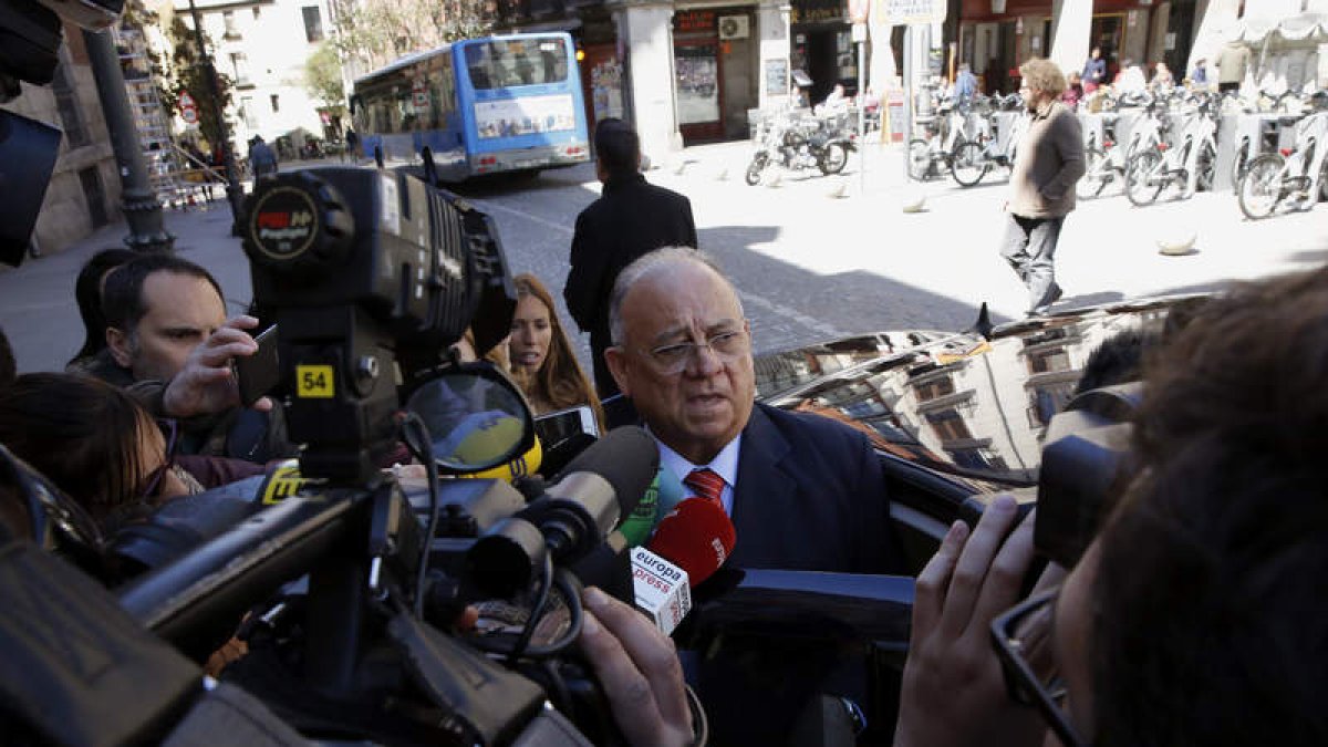 El embajador de Venezuela en España, Mario Isea, a su salida del Ministerio de Exteriores. V. LERENA