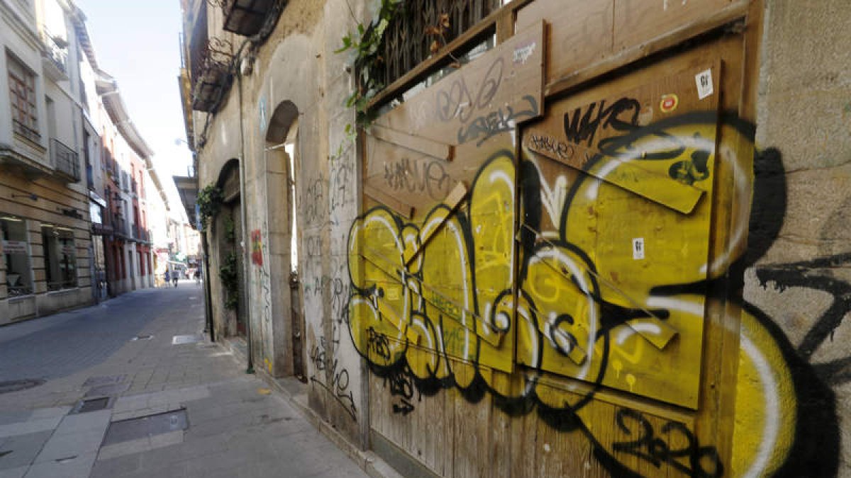 Los populares se centraron en la imagen La Rúa, entrada del Camino en el casco histórico. RAMIRO
