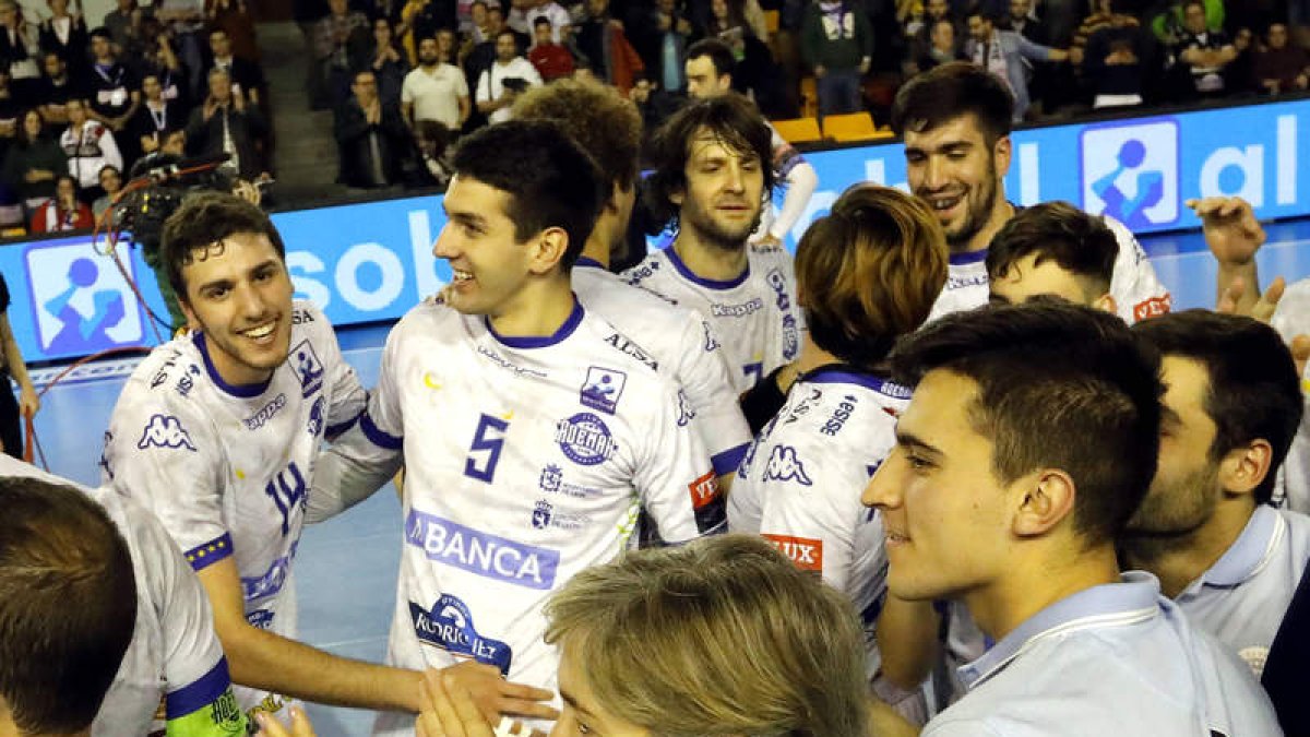 La plantilla del Abanca Ademar feliz al final del partido celebrando el triunfo en el centro de la pista. MARCIANO PÉREZ