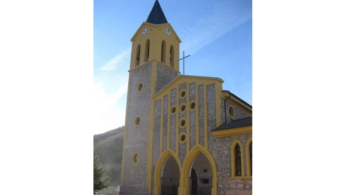 La fachada de la iglesia, con la escalera del pueblo arreglada.