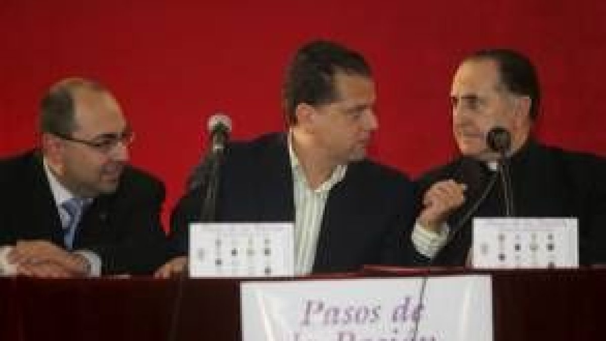 Amilivia, en el centro, junto a Antonio Trobajo, con el que conversa a la derecha