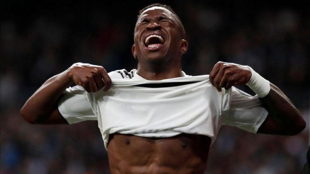 Vinicius Junior, jugador del Real Madrid, abatido al ser sustituido debido a una lesión en el partido donde quedaron eliminados de la Champions por el Ajax.