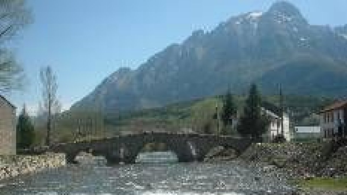 Puente de Lugueros sobre el río Curueño, que riega buena parte de los aledaños de las rutas romanas