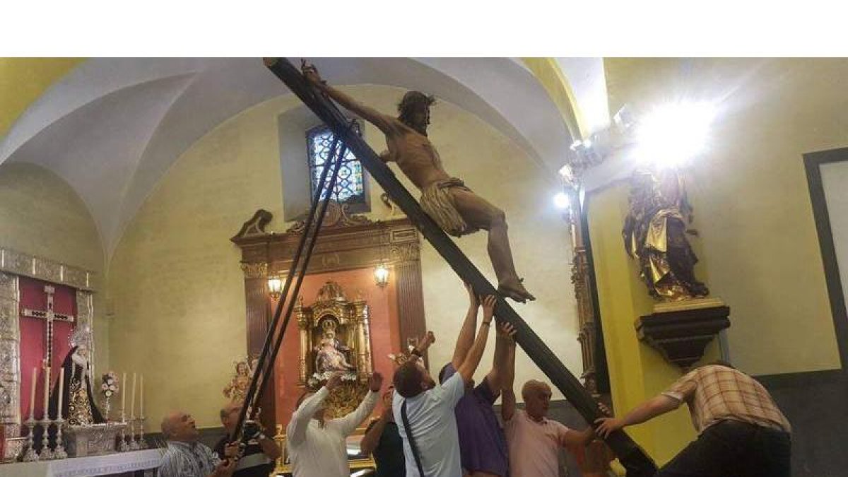 El grupo de montadores de Angustias y Soledad, en plena labor con la talla del Santo Cristo. DL