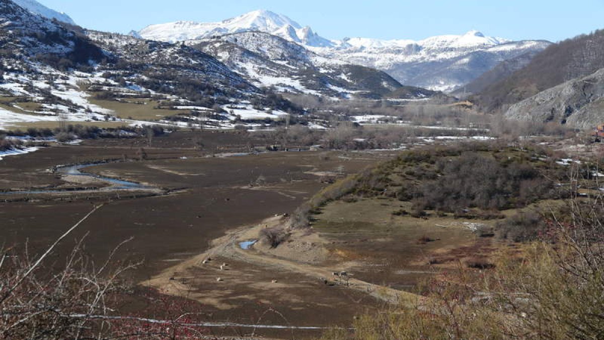 Situación del embalse de Riaño, en la cola de Vegacerneja. RAMIRO