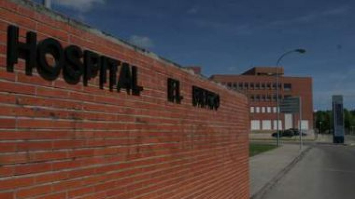 La entrada al Hospital del Bierzo, en una imagen de archivo.