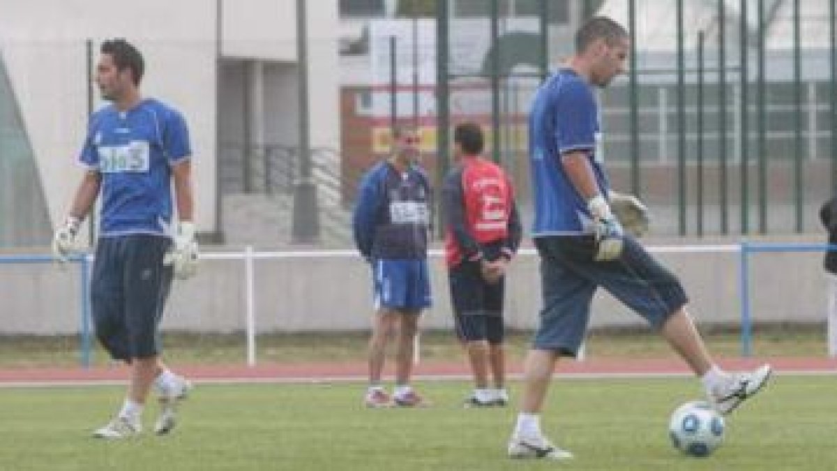 Alejandro (derecha) seguirá peleando por la portería de la Deportiva con Ian Mackay.