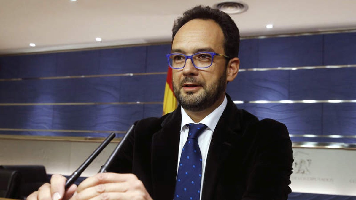 El portavoz del PSOE, Antonio Hernando, durante la rueda de prensa. KIKO HUESCA