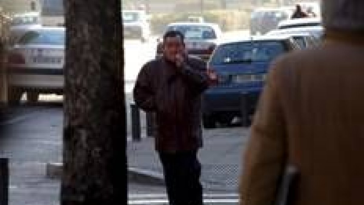 Antonio Nistal, condenado por la estafa, pasea por Madrid en una de las jornadas del juicio