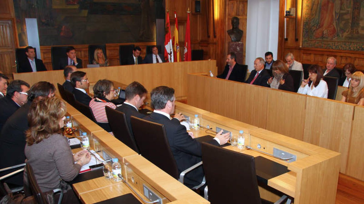 La Corporación Provincial celebró ayer el Pleno ordinario del mes de octubre.