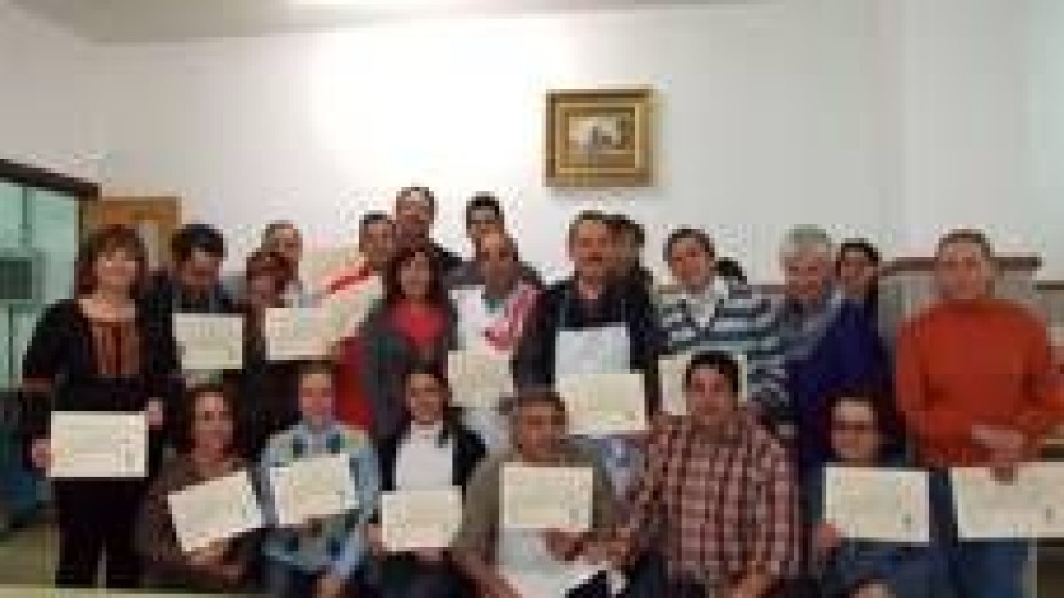 Los participantes muestran los diplomas que acreditan su participación