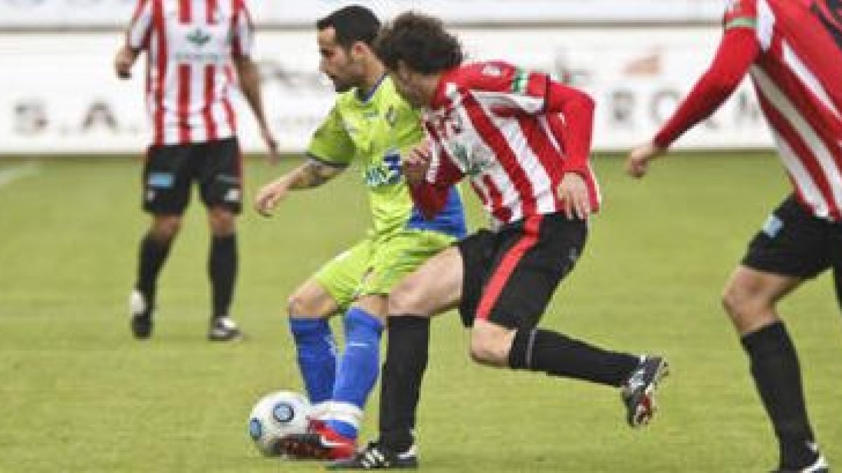 Omar, titular ayer en el Ruta de la Plata, pelea un balón ante un jugador del equipo zamorano.
