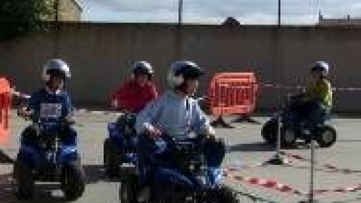 Los alumnos del colegio astorgano Paula Montal, durante el circuito de quads
