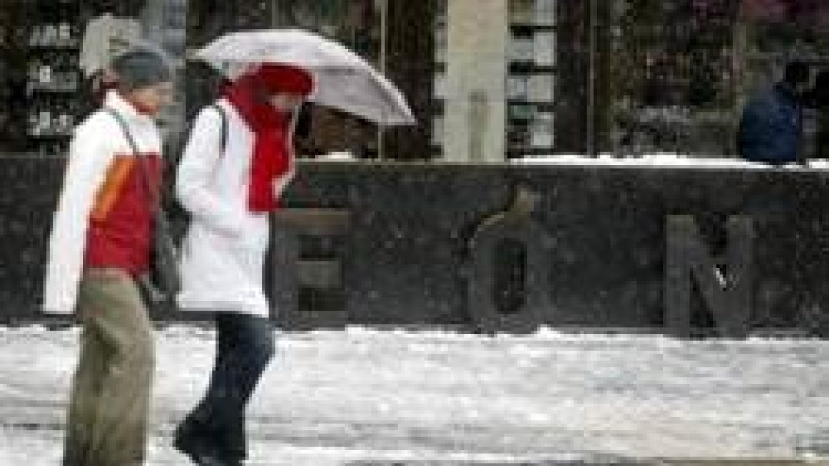 Paseo bajo la nieve por la Calle Ancha
