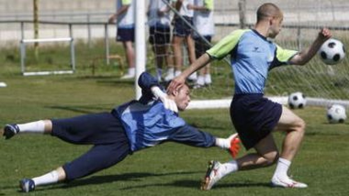 Diego Calzado, a la izquierda, trata de detener un balón a su compañero Chema Mato.