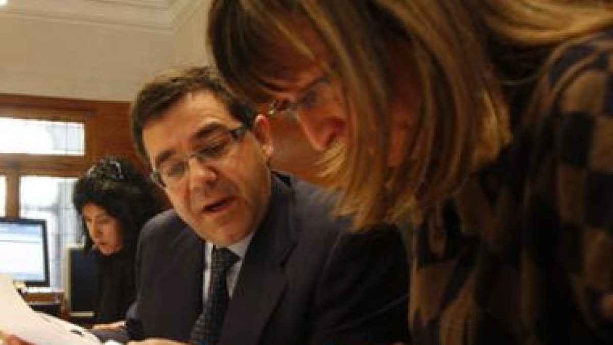 Emilio Guereñu, en el centro, ya realizó el informe relativo al estado de cuentas de la sociedad.