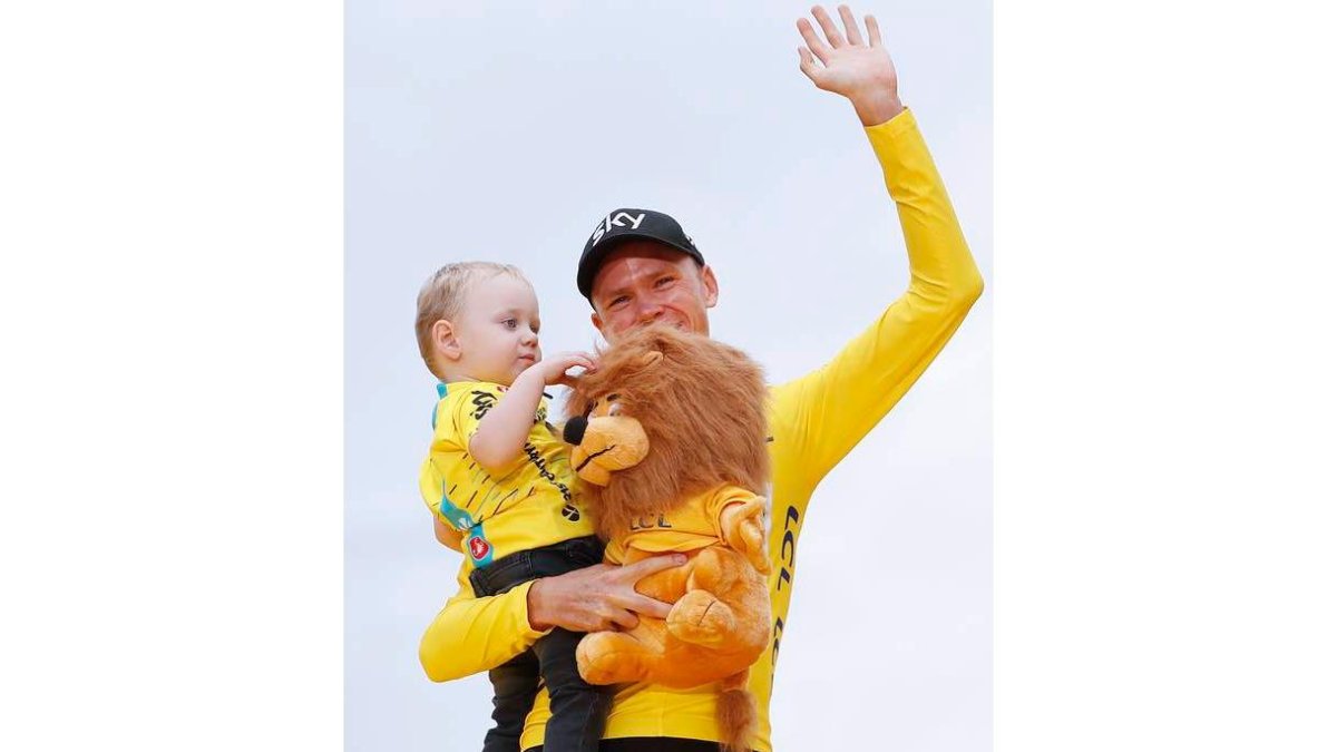 Froome celebra junto a su hijo el cuarto Tour de Francia. LANGSDON