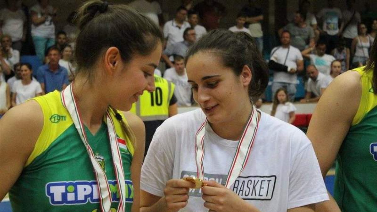 Ángela Salvadores bromea con la medalla de campeona de Liga con una compañera de equipo. SOPRON
