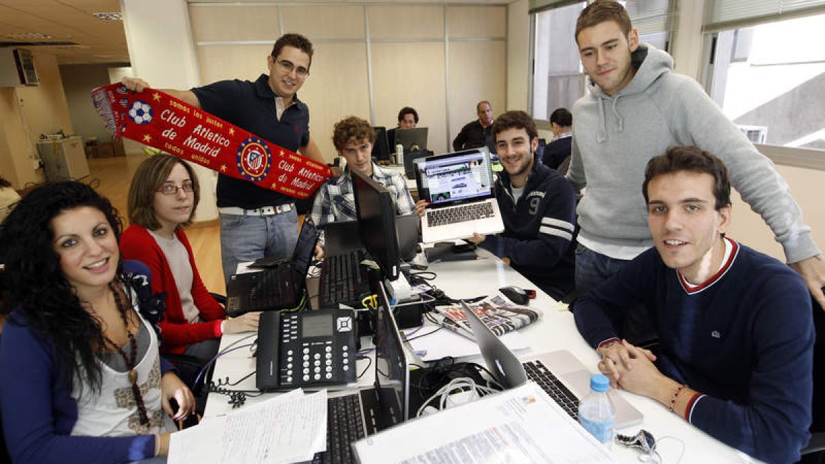 Jaime Aznar, con la bufanda del Atlético de Madrid, Pablo Ramos, que muestra la página de la Cultural y Víctor Rodado, de pie, con otros compañeros de la web.