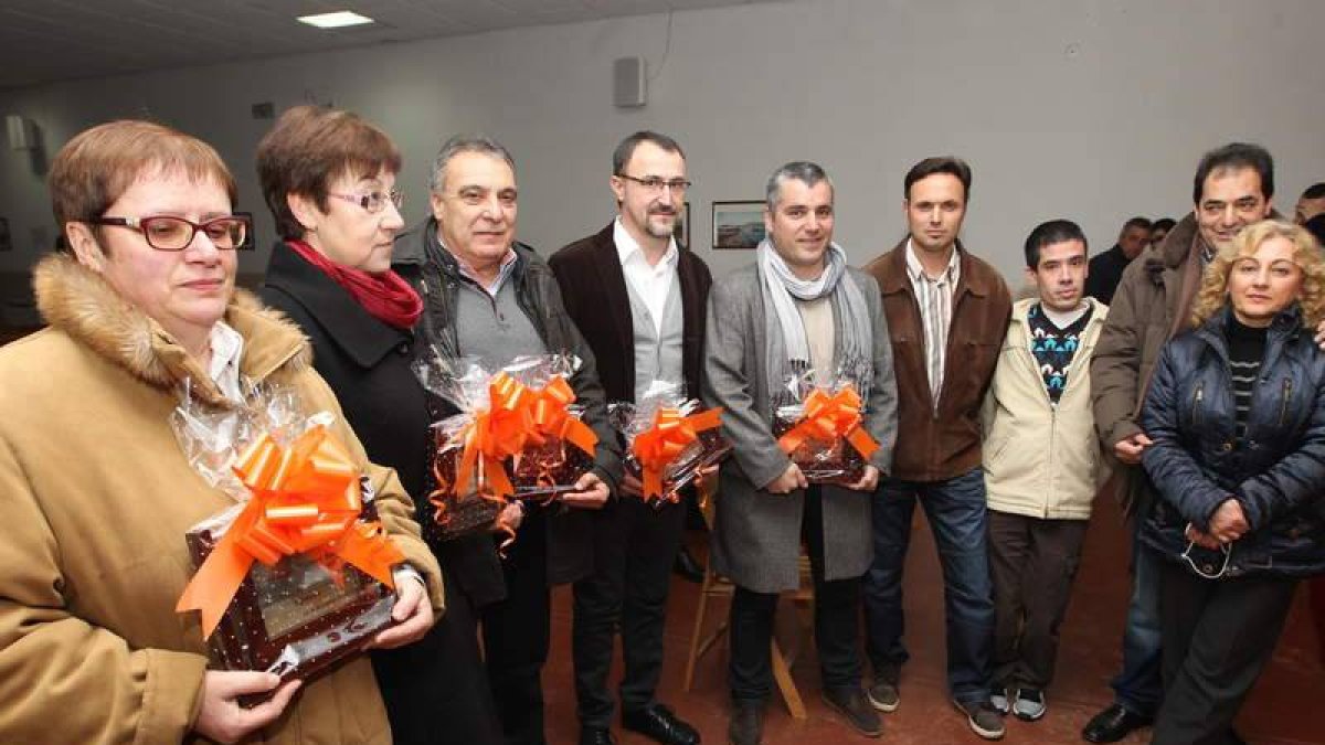 Los homenajeados en Columbrianos, ayer con la placa.