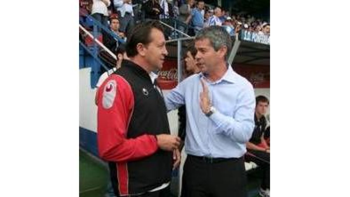David Amaral, a la derecha, conversa con su colega José Carlos Granero, antes de comenzar el partido